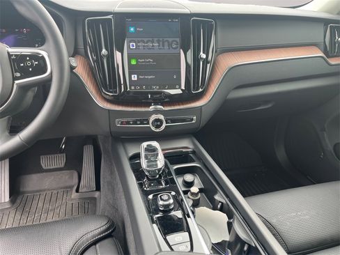 Used 2024 Volvo XC60 T8 Ultimate image 11