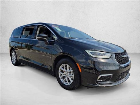 Used 2023 Chrysler Pacifica Touring-L FWD image 3