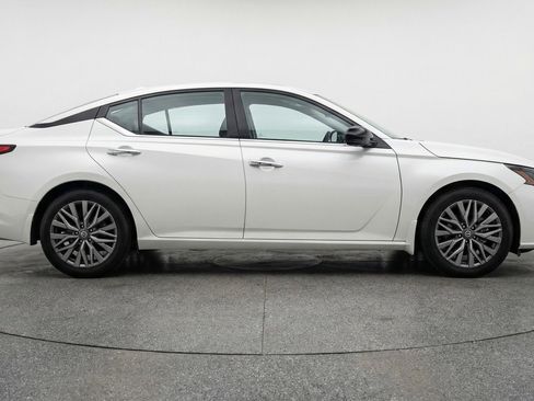 Used 2025 Nissan Altima 2.5 SV FWD image 11