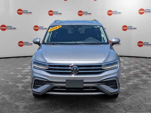 Used 2024 Volkswagen Tiguan SE w/ Panoramic Sunroof Package AWD/4WD image 2