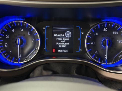 Used 2017 Chrysler Pacifica Touring-L FWD image 17