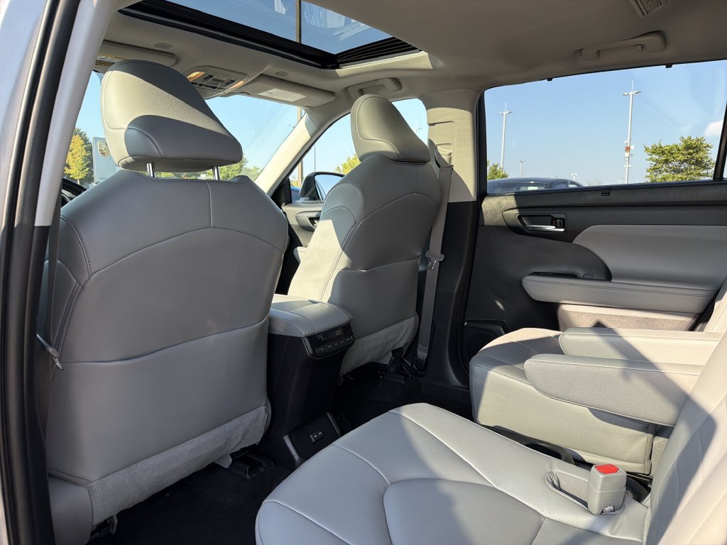 Used 2023 Toyota Highlander XLE AWD/4WD image 12