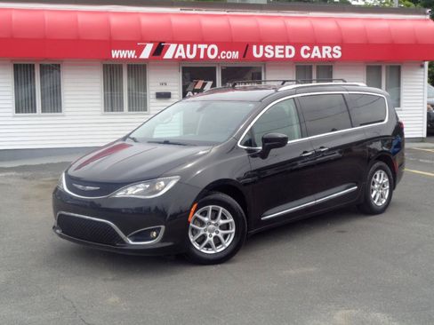 Used 2020 Chrysler Pacifica Touring-L FWD image 1