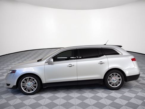 Used 2019 Lincoln MKT AWD image 2