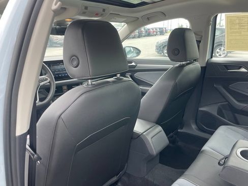 Used 2025 Volkswagen Jetta SE FWD image 23