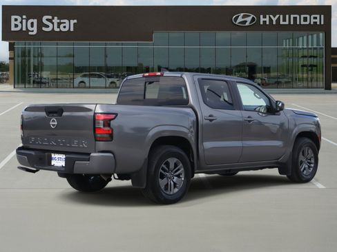 Used 2025 Nissan Frontier SV image 4