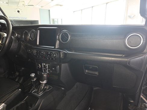 Used 2018 Jeep Wrangler Unlimited Sahara AWD/4WD image 34