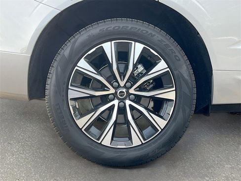 Used 2025 Volvo XC60 B5 Plus image 30