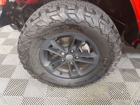 Used 2017 Jeep Wrangler Unlimited Sahara AWD/4WD image 9