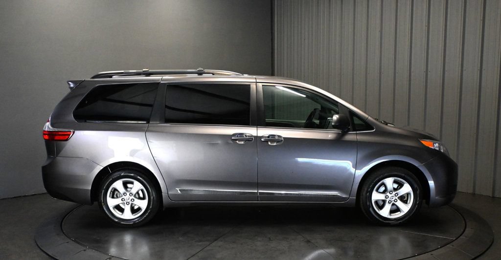 Used 2017 Toyota Sienna LE FWD image 4