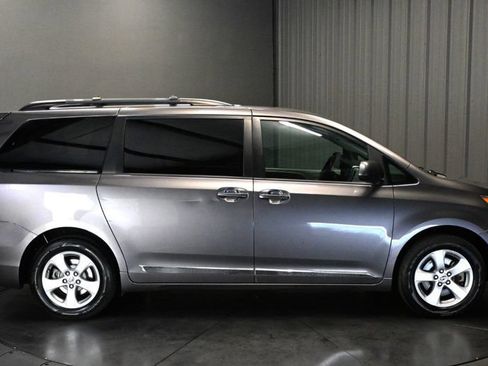 Used 2017 Toyota Sienna LE FWD image 4