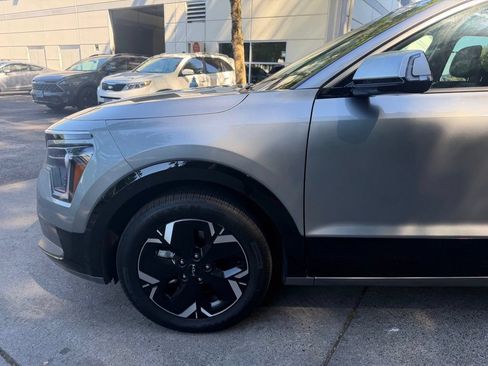 Certified 2024 Kia Niro Wind w/ Wind Preserve Package FWD image 8
