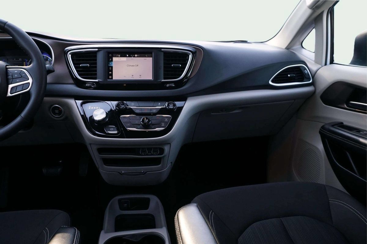Used 2023 Chrysler Voyager LX FWD image 21