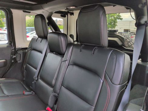 Used 2022 Jeep Wrangler Unlimited Rubicon w/ LED Lighting Group AWD/4WD image 37