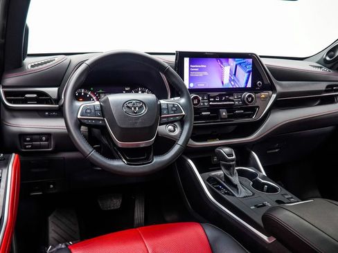 Used 2023 Toyota Highlander XSE FWD image 16