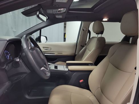 Used 2023 Toyota Sienna XLE image 12