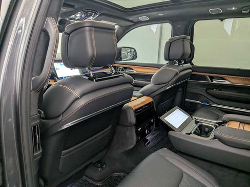 Used 2024 Jeep Grand Wagoneer Series III image 18