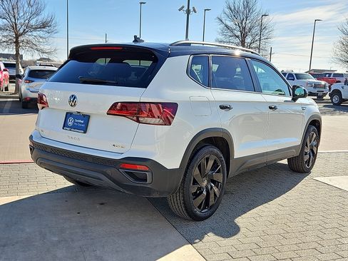 Certified 2024 Volkswagen Taos SE image 3