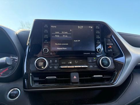 Used 2021 Toyota Highlander LE AWD/4WD image 7