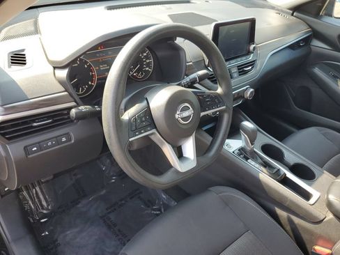 Used 2025 Nissan Altima 2.5 SV FWD image 14