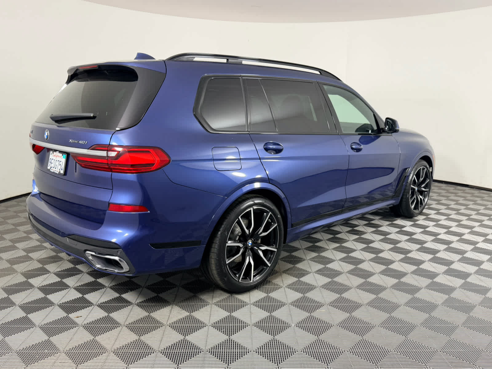 Used 2022 BMW X7 xDrive40i w/ M Sport Package AWD/4WD image 3
