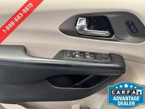 Used 2021 Chrysler Pacifica Touring-L w/ Uconnect Theater Family Group FWD image 26