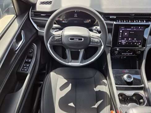 Used 2025 Jeep Grand Cherokee Laredo w/ Luxury Tech Group I RWD image 13