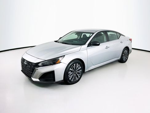 Used 2024 Nissan Altima 2.5 SV image 3