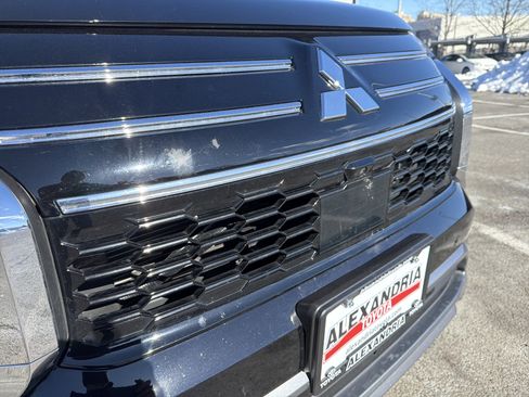 Used 2025 Mitsubishi Outlander SE image 8