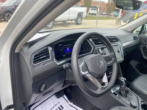 Used 2023 Volkswagen Tiguan SE w/ Panoramic Sunroof Package image 10