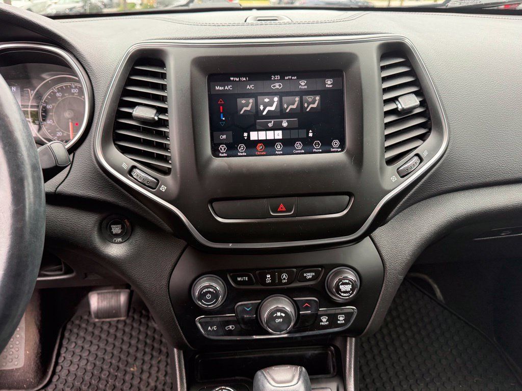Used 2019 Jeep Cherokee Latitude Plus w/ Cold Weather Group AWD/4WD image 13