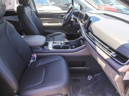 New 2026 Kia Carnival EX image 18