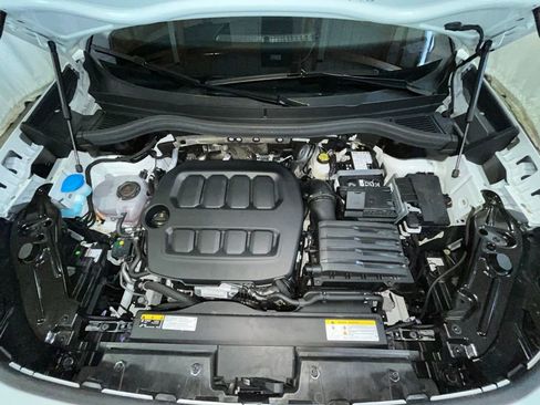 Certified 2025 Volkswagen Tiguan SE image 31