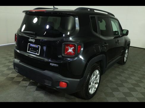 Used 2015 Jeep Renegade Latitude w/ Cold Weather Group FWD image 15