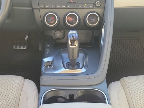 Used 2018 Jaguar E-PACE SE image 18