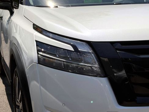 Used 2022 Nissan Pathfinder Platinum AWD/4WD image 9