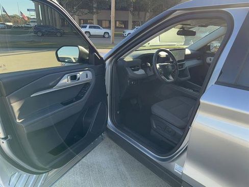 Used 2025 Ford Explorer Active image 7