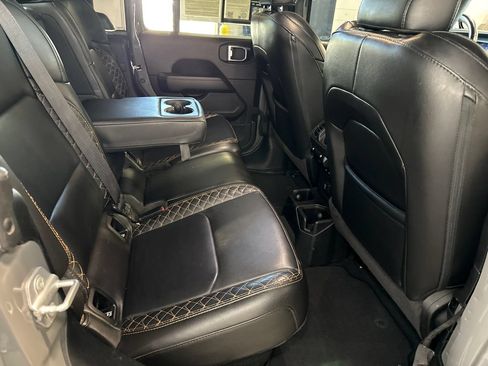 Used 2023 Jeep Gladiator Overland AWD/4WD image 14