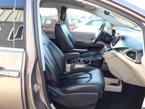 Used 2017 Chrysler Pacifica Touring-L image 26