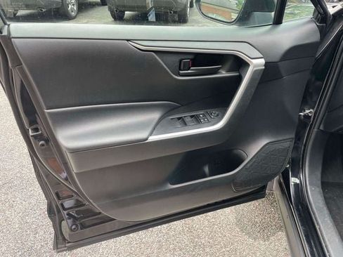 Used 2021 Toyota RAV4 LE AWD/4WD image 18