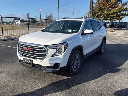 Used 2022 GMC Terrain SLT w/ Tech Package image 2