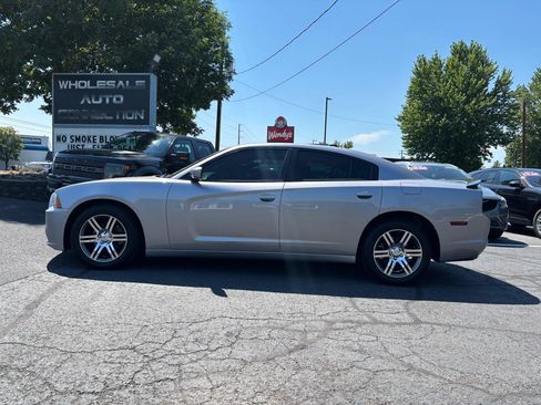 Used 2014 Dodge Charger SXT RWD image 2