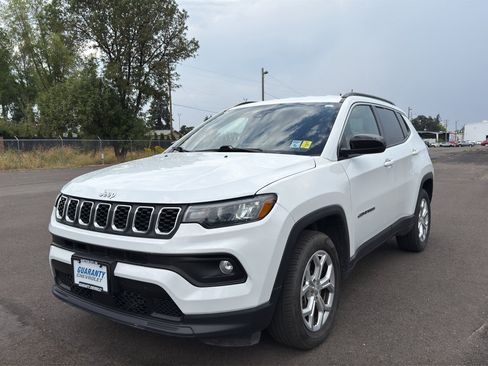 Used 2024 Jeep Compass Latitude AWD/4WD image 4