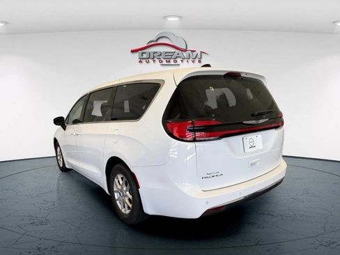 Used 2023 Chrysler Pacifica Touring-L FWD image 5