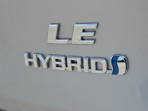 Used 2024 Toyota RAV4 LE AWD/4WD image 8