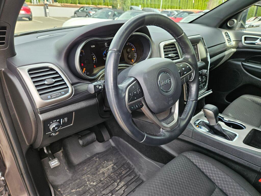 Used 2021 Jeep Grand Cherokee Laredo AWD/4WD image 18