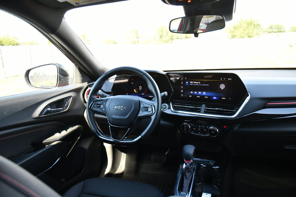 Used 2025 Chevrolet Trax RS w/ Sunroof Package FWD image 21