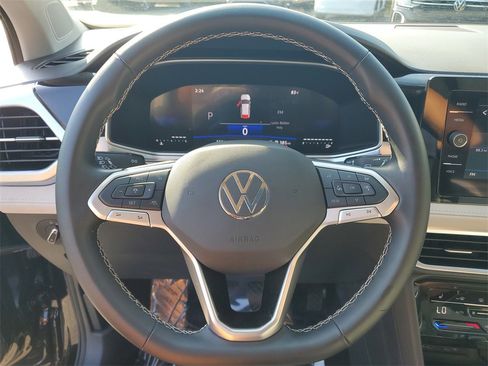 Certified 2025 Volkswagen Taos SE image 28