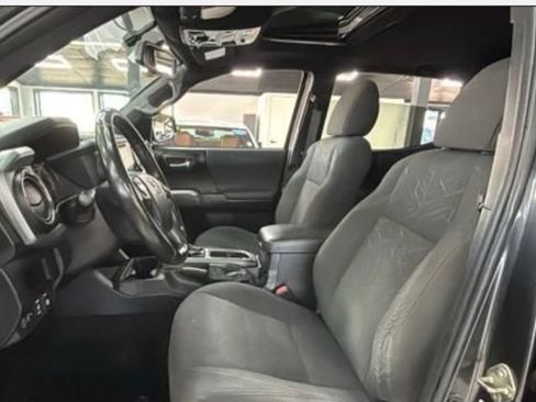 Used 2017 Toyota Tacoma TRD Off-Road w/ Premium & Technology Package AWD/4WD image 12