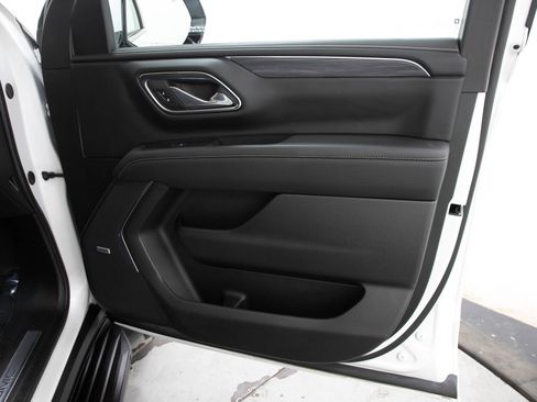 Used 2024 GMC Yukon SLT w/ SLT Luxury Package AWD/4WD image 9